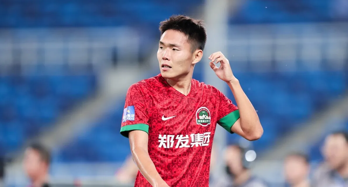 莱万多夫斯基迎来十赛季出色发挥，阿森纳观众热烈欢呼！